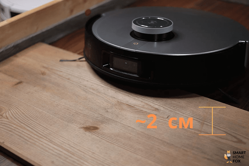 Der ECOVACS DEEBOT X1 OMNI überfährt eine hohe Türschwelle.